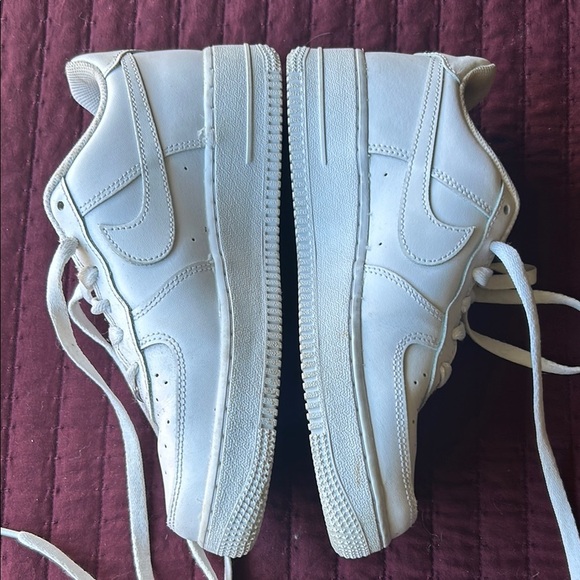 Nike White Sneakers for Everyday Wear - Picture 2 of 7